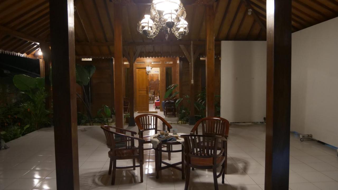 Sanggar Pantcha Indra Guest House Kemuning Exterior photo